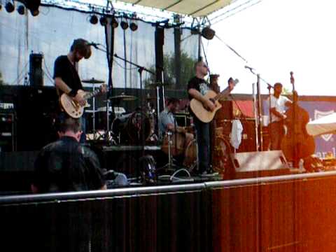 Justin Smith and the Folk Hop Band perfoming SImple Man