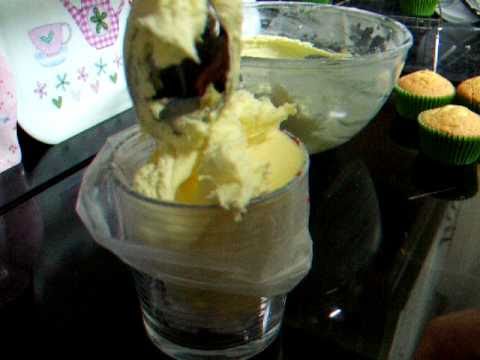 Cupcake swirls using the wilton 1C drop flower tip nozzle & disposable piping bag