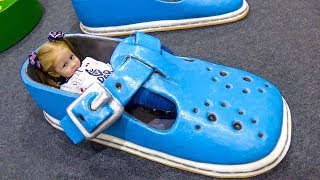 Stacy plays in the giant&#39;s house