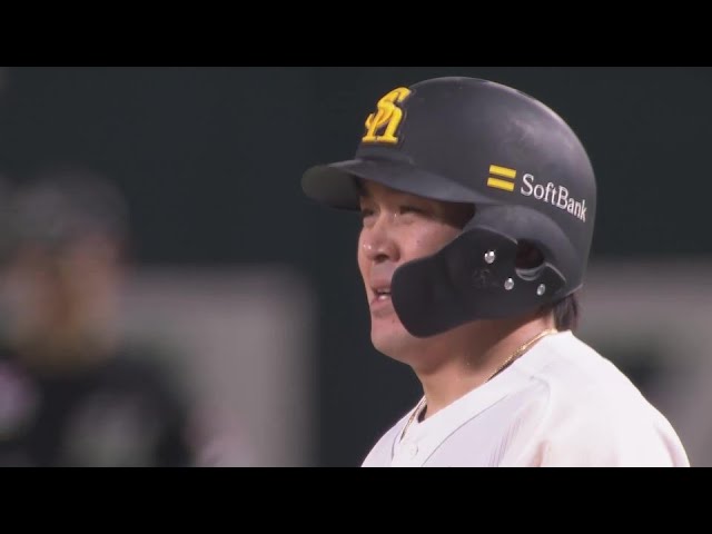 【7回裏】好機で貴重な追加点!! ホークス・甲斐拓也 執念で当てるレフトへのタイムリーヒット!!   2024年8月18日 福岡ソフトバンクホークス 対 千葉ロッテマリーンズ