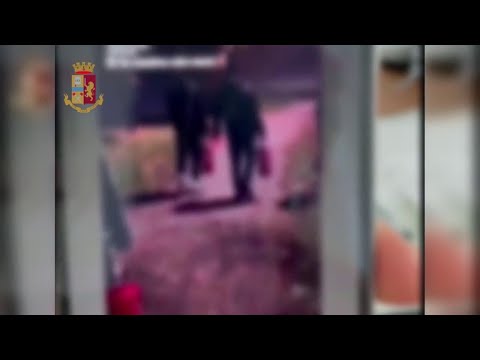 Milano, rubarono degli estintori dai treni e li usarono per danneggiare un bus: 8 minori denunciati