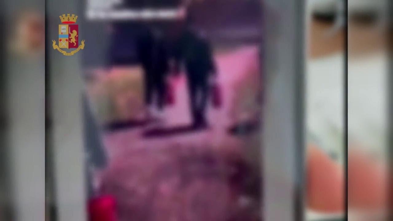 Milano, rubarono degli estintori dai treni e li usarono per danneggiare un bus: 8 minori denunciati