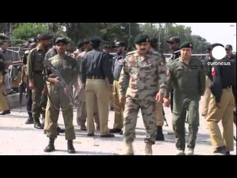 Double suicide attack targets Pakistan barracks