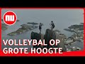 Onbevreesde volleyballers spelen potje op Noorse bergtop | NU.nl