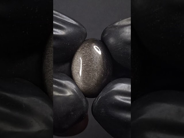 حجر اوبسيديان اسود مع توهج طبيعي