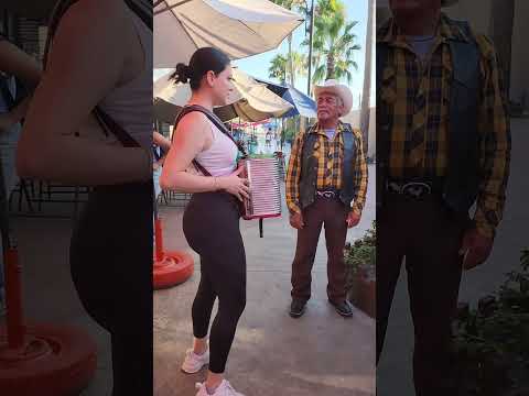 Iba un rato al mar y unos músicos me prestaron su acordeón, vean lo qué pasó 😍🪗