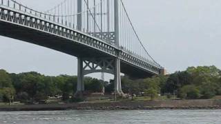 preview picture of video 'East River from Wards Island, New York City'