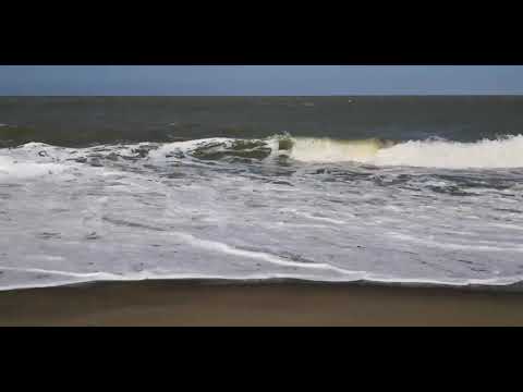 Deruan ombak pantai senok