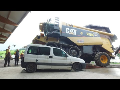Mähdrescher gegen Auto ein harter Kampf