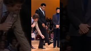 Download lagu Muhammad Ali balances a glass of water on his shoe while Bruce Lee watches closely. 👞💧 mp3 Download lagu Muhammad Ali balances a glass of water on his shoe while Bruce Lee watches closely. 👞💧 mp3