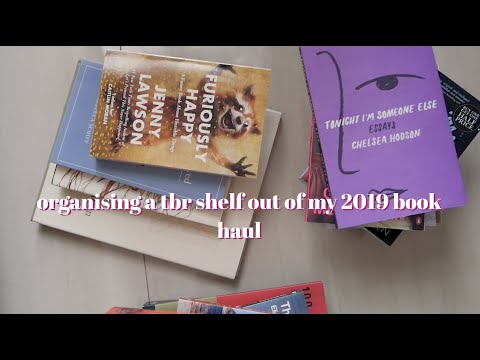 reorganising my tbr shelf to include books i got in nyc & london