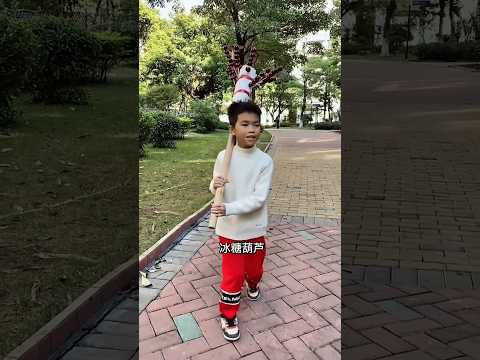 Wnuk sprzedawał słodycze, żeby kupić dziadkowi nowe buty! Wzruszająca historia ❤️👴🍬👞