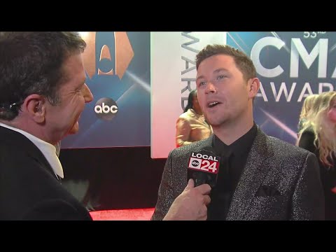 Scotty McCreery on red carpet at CMAs