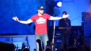 Luke Bryan shows &quot;the move&quot;