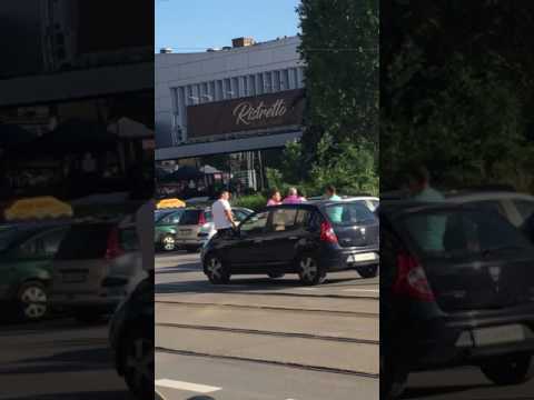 Мъж налага жена, докато седи в колата си
