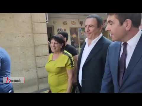 Արտաշատում բացականչում են` Ծառուկյա'ն, վարչապե'տ