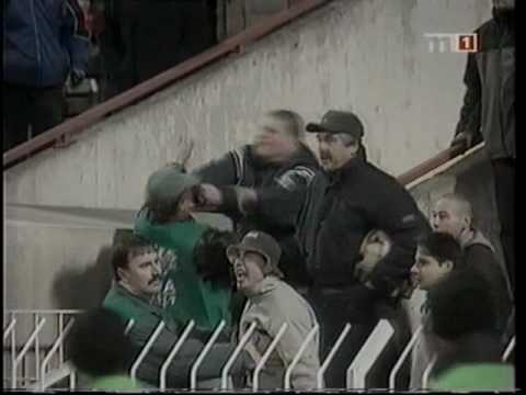 Győri huligánok "tánca" a játékoskijáró tetején :)