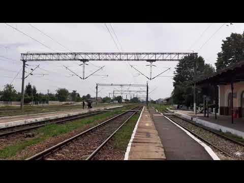 Trenul R 5411 Adjud-Suceaca Nord seseste/parasește gara Verești