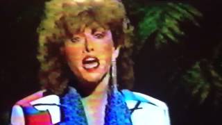 Melissa Manchester on Johnny Carson singing &quot;Better Days&quot; A cappella