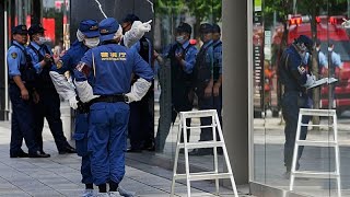 Pánico en un centro comercial de lujo de Tokio, un hombre rocía sustancia desconocida