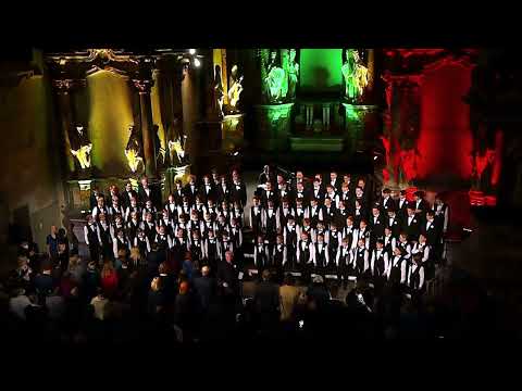 Berniukų ir jaunuolių choras „Ąžuoliukas“  atlieka  Ukrainos ir Lietuvos Himną