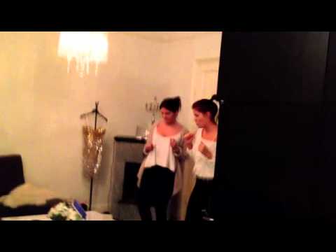 Molly filmar hennes systrar i smyg