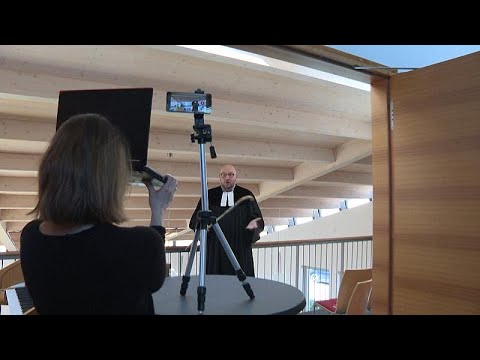 شاهد قس بافاري يلجأ ليوتيوب لبث صلواته بسبب الحجر المنزلي خوفا من تفشي فيروس كورونا…