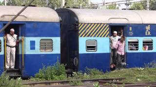 preview picture of video 'Inde 2013 - Kolkata-Faizabad - Un train'