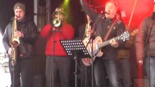 Master Blasters band with Midge Marsden in the snow at Coronet Peak