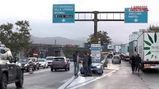 Blocchi al Porto di Napoli e allo svincolo A30 di Nola: il video della protesta degli autotraspor...