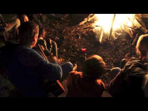 Liedjes zingen bij het kampvuur - Vakantiehuizen de Suikerberg