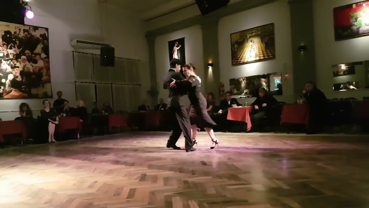 Corina de la Rosa, Alejandro Andrian, bailarines en milonga parakultural, salon Canning