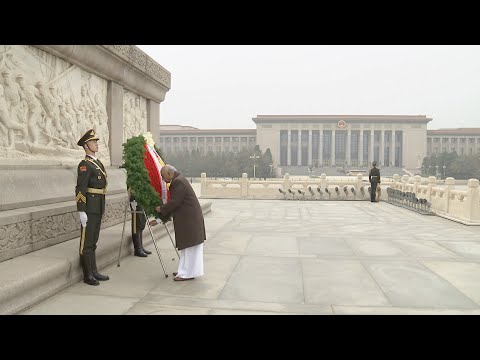 Sri Lankan PM lays wreath at Monument to the People's Heroes in Beijing