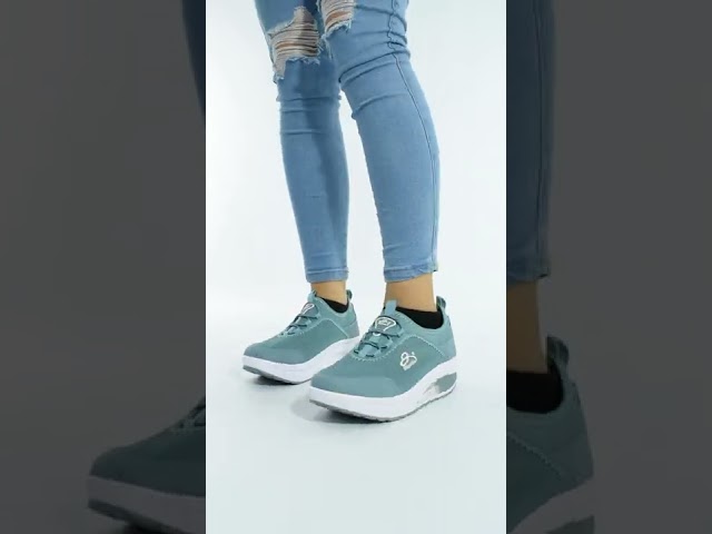 Vídeo relacionado con Real Madrid Zapatillas de casa para Niño y Adulto – Oficiales, cómodas y acolchadas (tallas 30/31 a 45/46) (Negro, 36/37, Sistema tallas calzado EU, Adolescente, Números (rango), mediano, 36, 37)