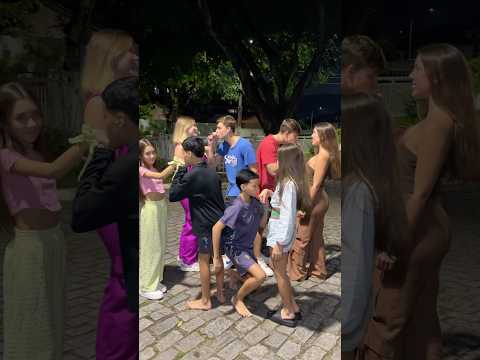 OS GÊMEOS BEIJARAM A MÃO DAS CRUSHS •irmãos Scribel• #shorts