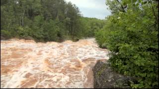 preview picture of video 'Amity Creek, Lester Park: Smile! Rock in Rapids, Duluth Flood 2012 V1556E'