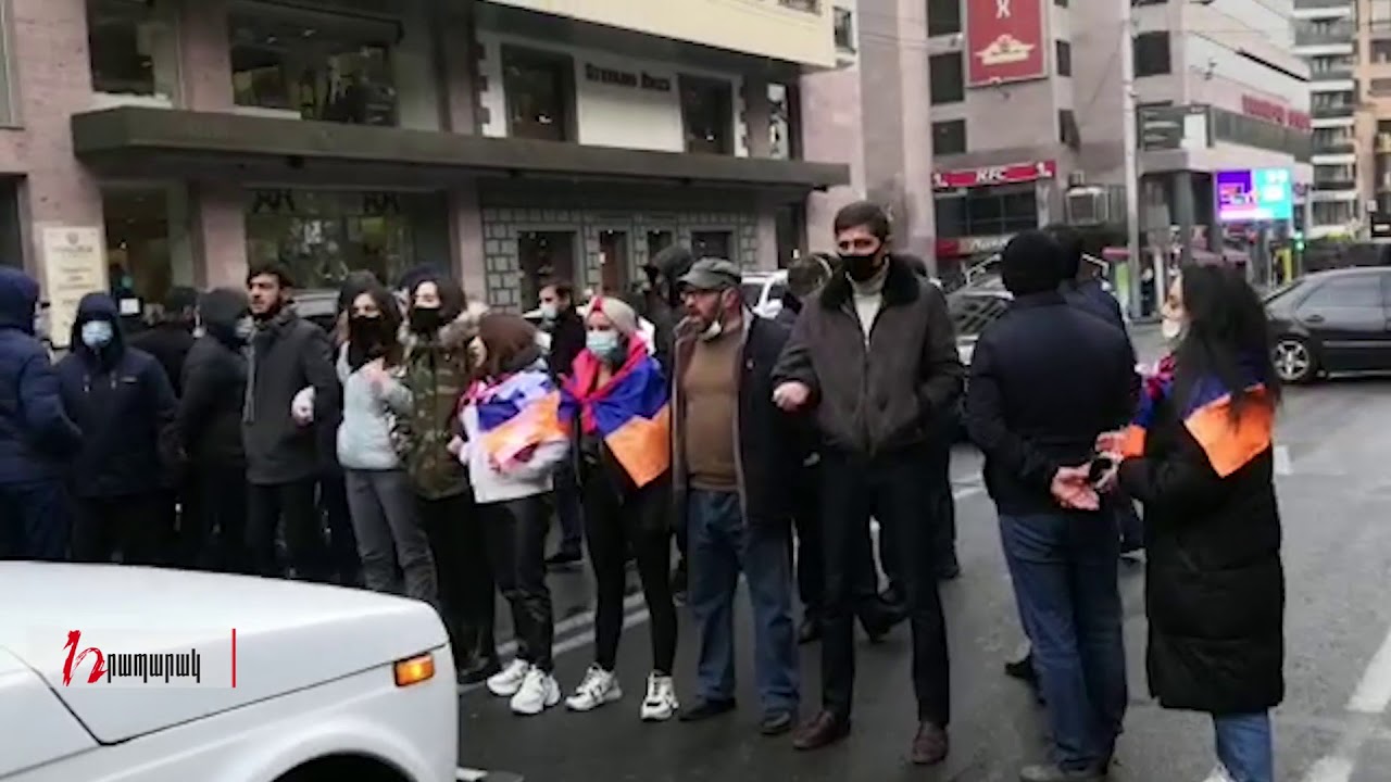 «Նիկոլ, դավաճան, Նիկոլ, հողատու». փակ է Թումանյան փողոցը