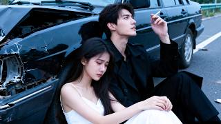 Bij een ongeval redde de man alleen zijn eerste liefde. Ze werd wakker en scheidde meteen. Hij kreeg