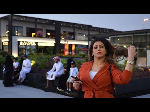 شاهد سعوديات يتحدين التقاليد والعادات بالتجول دون حجاب و العباءة السوداء…