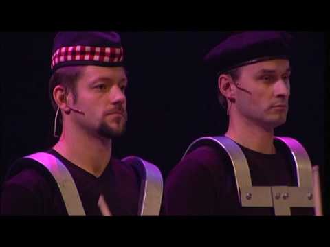 Cesar Zuiderwijk & Percossa - drummen in Schotse rokjes