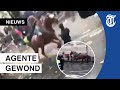 Politieagente te paard knock-out door verkeerslicht