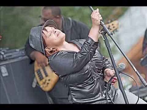 Teeny Tucker sings Hound Dog