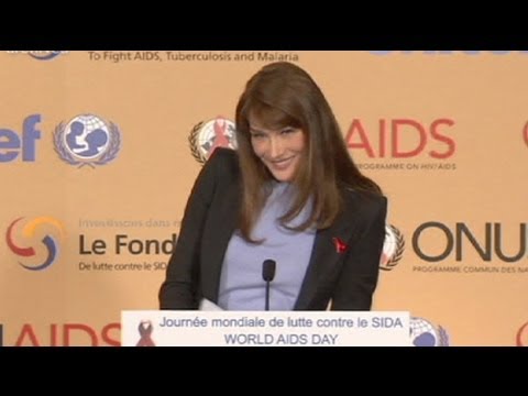 Lotta all'Aids: Carla Bruni difende la sua fondazione