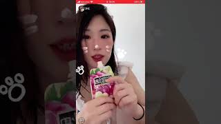 ライブ配信　メイドコス　ガッツリ胸チラ　谷間