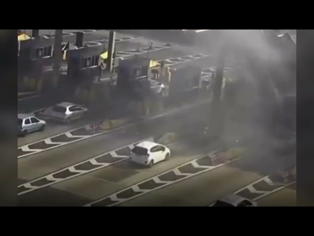 Un conductor choca contra un peaje a máxima velocidad con resultados fatales