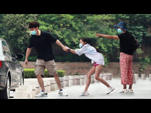 當看到女孩阻止哥哥酒駕，路人：我來送你們吧