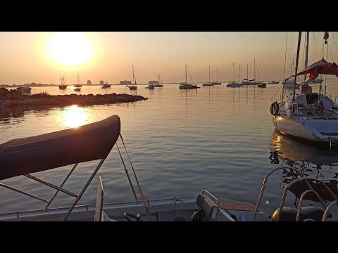 Прогулка по пляжу. walking along the beach alone