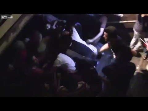 Kobieta w Kolonii wciągnięta przez imigrantów na stację metra