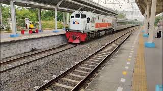 Download lagu Seeing the atmosphere of the busy train activity, there is never a lull in the morning & afternoo... mp3