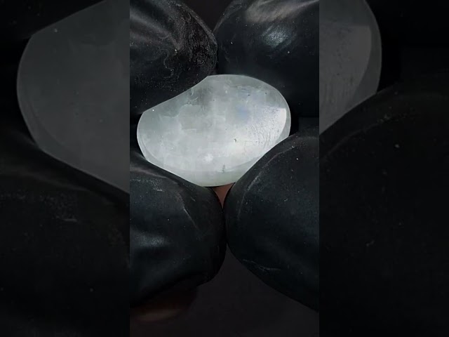 حجر القمر أبيض مع توهج رائع طبيعي